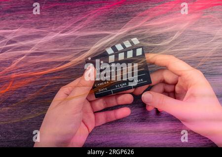 Ein Filmproduktionsobjekt-Klappbrett in der Hand Stockfoto