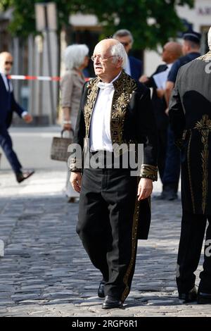 Paris, Frankreich. 11. Aug. 2023. Erik Orsenna anlässlich der Beerdigung der französischen Historikerin Helene Carrere d'Encausse, die am 11. August 2023 in Paris im Alter von 94 Jahren in Paris verstarb, in der Kirche Saint Germain des Pres in Paris, Frankreich, am 5. August 2023. Foto: Raphael Lafargue/ABACAPRESS.COM Kredit: Abaca Press/Alamy Live News Stockfoto