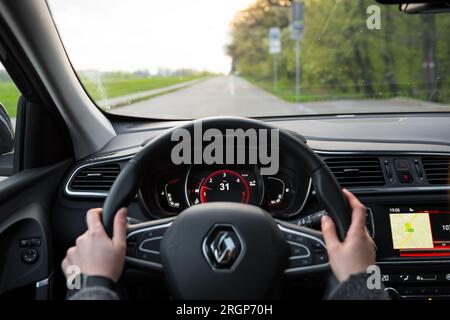 First-Person-Ansicht des Autofahrens auf Landstraßen. First-Person-Ansicht des Sitzens in einem modernen Kompaktwagen (Renault Koleos) Stockfoto