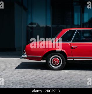 Seitenansicht hinteres rechtes Seitenblech des roten klassischen Mercedes-Benz SL W113 Pagoda Roadsters. Stockfoto