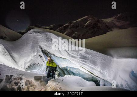 Bergsteigerwanderung am Rand der Gletscherhöhle Stockfoto