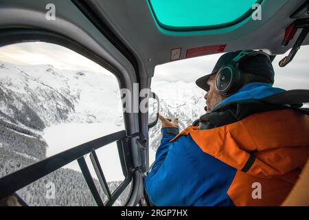 Such- und Rettungsteam auf der Suche nach verlorenen Wanderer aus dem Hubschrauber Stockfoto