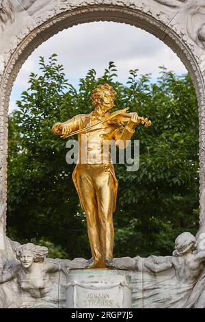 Goldene Johann Strauss-Statue im Stadtzentrum von Wien. Österreichs Wahrzeichen Stockfoto