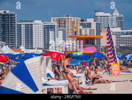 MIAMI BEACH, FL, USA - 22. FEBRUAR 2023: Überfüllter Strand in Miami Beach, FL, USA Stockfoto