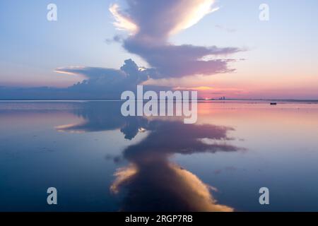 Reflektierender Sonnenuntergang in der Bucht Stockfoto