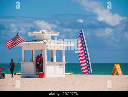 MIAMI BEACH, FL, USA - 22. FEBRUAR 2023: Weiße Rettungsschwimmer-Station in South Beach mit amerikanischen Flaggen. Stockfoto