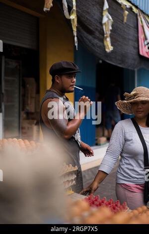 Ein junger Indonesier und eine balinesische Frau verkaufen Hühnereier. Stockfoto