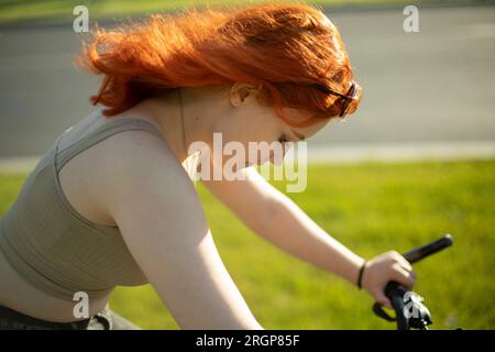 Mädchen fährt Fahrrad. Radfahren. Schlittschuhlaufen. Stockfoto