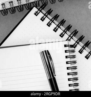 Leerer offener Notizblock für Modellerstellung. Spiral-Copybook oder Organizer und schwarzer Stift. Stockfoto