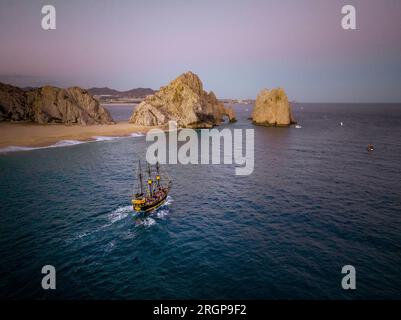 Das alte Holzschiff segelt im Pazifischen Ozean nahe Baja California Stockfoto