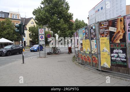 23. Juli 2023, Jena, Thüringen, Deutschland: Eine Straße in Jena, das Foto zeigt Poster an einer Wand und einige Autos, und einige Fußgänger. Stockfoto