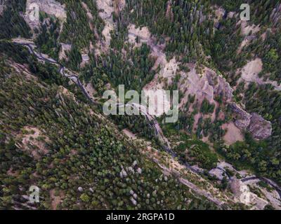 Blick von oben auf einen Fluss in den San Juan Mountains in Colorado. Stockfoto