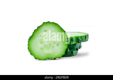 Frisch geschnittener Gurkenstapel, isoliert auf Weiß Stockfoto