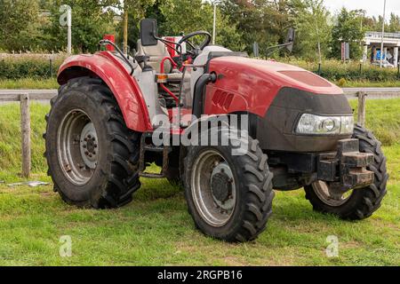 DER CASE IH 75c farmall-Traktor steht im Freien auf einem Feld Stockfoto