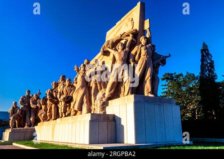 Revolutionäre Statue am Mausoleum von Mao Zedong, Platz des Himmlischen Friedens, Peking, China Stockfoto