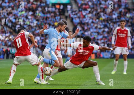 Bernardo Silva aus Manchester City in Aktion mit Gabriel Martinelli und Jurrien Timber aus Arsenal - Arsenal / Manchester City, FA Community Shield, We Stockfoto