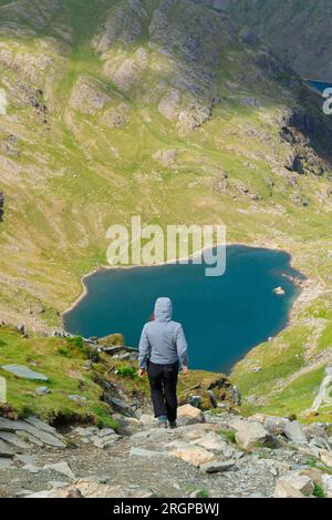 Ein Teenager, der den alten Mann von Coniston, Lake District, herablässt Stockfoto