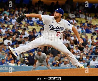 Los Angeles, Usa. 10. Aug. 2023. Die Los Angeles Dodgers, die den Pitcher starten, Clayton Kershaw windet sich zusammen, um während des ersten Inning im Dodgers Stadium in Los Angeles am Donnerstag, den 10. August 2023, gegen die Colorado Rockies zu kämpfen. Foto: Jim Ruymen/UPI Credit: UPI/Alamy Live News Stockfoto