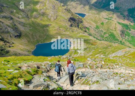 Wanderer, die den alten Mann von Coniston im Lake District besteigen Stockfoto