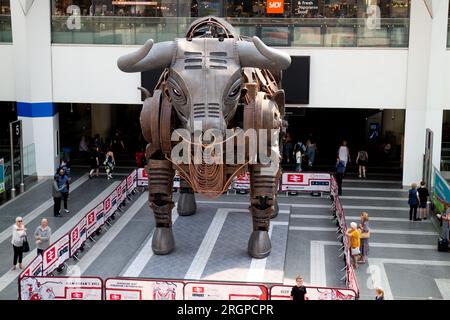 Ozzy der Stier im Grand Central, New Street Station, Birmingham, England, Großbritannien Stockfoto