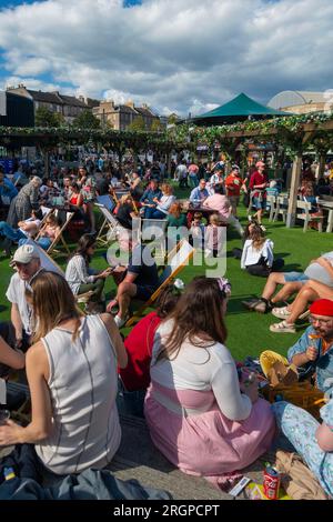 Wer am Rande der Stadt ist, kann die George Square Gardens im Stadtzentrum von Edinburgh besuchen, wo es Showbühnen und Gastronomieangebote gibt. Edinburgh Festival Fringe Stockfoto