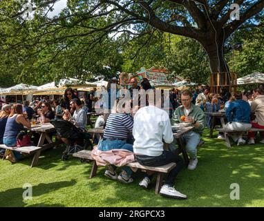 Edinburgh, Schottland - 6. August 2023: Gäste, die am George Square im Stadtzentrum entspannen, essen und trinken, der in eine Ente umgewandelt wurde Stockfoto