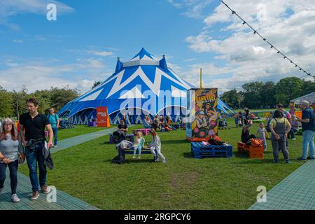 Edinburgh, Schottland - 6. August 2023: Randbesucher vor dem Lafayette, einem Zirkuszelt, das von Underbelly als Veranstaltungsort im CIUR betrieben wird Stockfoto