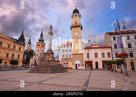 Banska Bystrica, Slowakische Republik. Stadtbild der Innenstadt von Banska Bystrica, Slowakei mit dem slowakischen Nationalen Aufstand bei Sonnenuntergang im Sommer. Stockfoto