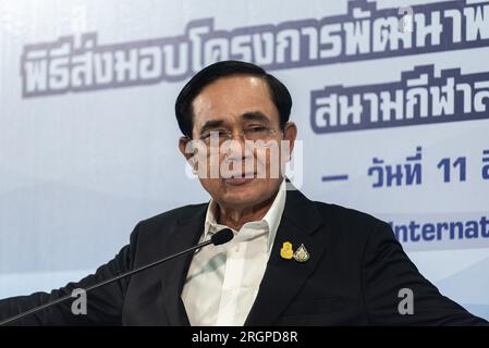 Samut Prakarn, Thailand. 11. Aug. 2023. Während der offenen Zeremonie der Eislaufhalle für grüne Energie im Einkaufszentrum Samut Prakarn spricht Prayut Chan-O-Cha, Hausmeister des thailändischen Ministerpräsidenten, zu den Medien. Fast 3 Monate, seit Prayut Chan-O-Cha nach dem Ende der Parlamentswahlen in Thailand am 14. Mai als geschäftsführender Ministerpräsident Thailands diente, weil politische Parteien nicht in der Lage waren, erfolgreich eine neue Regierung zu bilden. (Foto: Peerapon Boonyakiat/SOPA Images/Sipa USA) Guthaben: SIPA USA/Alamy Live News Stockfoto