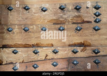 Details der Bolzen an der Nachbildung des Sutton Hoo Longship, im Longshed in Woodbridge, Suffolk. Drei Auszubildende machen ein zweiwöchiges Praktikum bei der Sutton Hoo Ship's Company, die die Arbeit an der 88ft m langen Nachbildung leitet. Foto: Freitag, 11. August 2023. Stockfoto