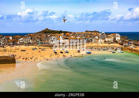 Mit Blick auf den malerischen Hafen von St. Ives, Cornwall, England, Großbritannien Stockfoto