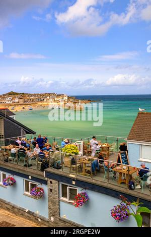 Ein Café-Restaurant auf der Dachterrasse mit Blick auf den malerischen Hafen St Ives, Cornwall, England, Großbritannien Stockfoto