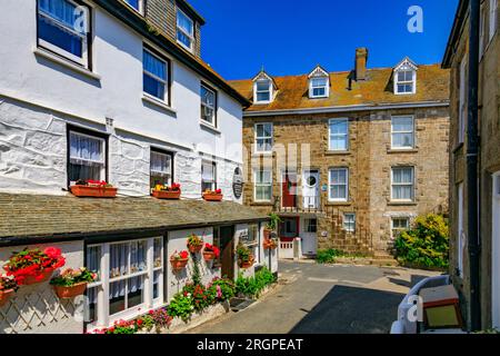 Attraktive Steinhäuser in einer der engen Straßen von St. Ives; Cornwall; England; Großbritannien Stockfoto