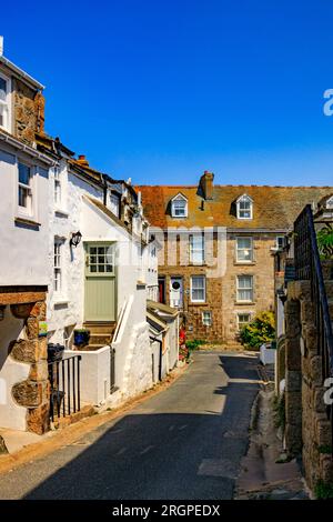 Attraktive Steinhäuser in einer der engen Straßen von St. Ives; Cornwall; England; Großbritannien Stockfoto