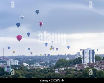 Heißluftballons fliegen über Bristol City Stockfoto