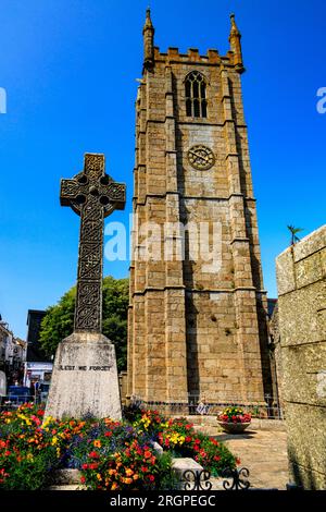 Die Pfarrkirche St. Ia's und das dekorierte World war I Memorial in St. Ives, Cornwall, England, Großbritannien Stockfoto