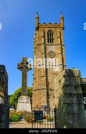 Die Pfarrkirche St. Ia's und das dekorierte World war I Memorial in St. Ives, Cornwall, England, Großbritannien Stockfoto