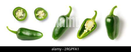 Grüner, heißer, würziger Jalapenos oder Chili-Paprika, ganz, halb und in Scheiben getrennt auf weißem Hintergrund Stockfoto