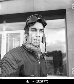 Motorradfahrer in den 1950er. Ein junger Mann, gekleidet wie die Motorradfahrer in den 1950er Jahren. Ganz aus Leder. Lederstiefel, -Hose und -Jacke. Anstelle eines Helms war eine Lederkappe die typische Kopfbedeckung der Zeit. Schweden 1953. Er ist Schauspieler Sven-Eric Gamble, 1924-1976. Kristoffersson Ref. BM72-2 Stockfoto