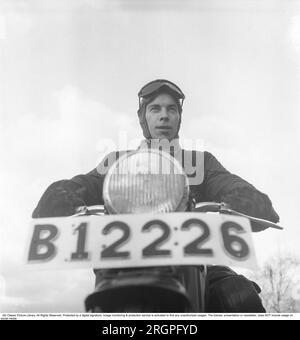 Motorradfahrer in den 1950er. Ein junger Mann, gekleidet wie die Motorradfahrer in den 1950er Jahren. Ganz aus Leder. Lederstiefel, -Hose und -Jacke. Er sitzt auf seinem Motorrad. Schweden 1953. Er ist Schauspieler Sven-Eric Gamble, 1924-1976. Kristoffersson Ref. BM72-7 Stockfoto