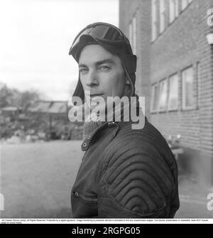 Motorradfahrer in den 1950er. Ein junger Mann, gekleidet wie die Motorradfahrer in den 1950er Jahren. Ganz aus Leder. Lederstiefel, -Hose und -Jacke. Anstelle eines Helms war eine Lederkappe die typische Kopfbedeckung der Zeit. Schweden 1953. Er ist Schauspieler Sven-Eric Gamble, 1924-1976. Kristoffersson Ref. BM72-2 Stockfoto