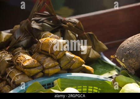 Khao Nom Nap - Klebriger Reis-Kokos-Knödel. Diese süßen Leckereien bestehen aus klebrigem Reis und Kokos Stockfoto