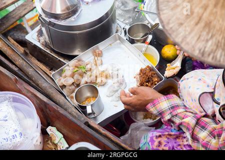 Pan Sip Nueng Sai Kai. Thailändische gedämpfte Knödel mit Hühnerernussfüllung. Stockfoto