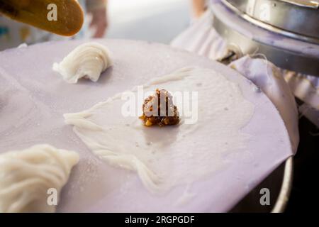 Pan Sip Nueng Sai Kai. Thailändische gedämpfte Knödel mit Hühnerernussfüllung. Stockfoto