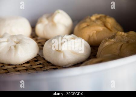 Pan Sip Nueng Sai Kai. Thailändische gedämpfte Knödel mit Hühnerernussfüllung. Stockfoto