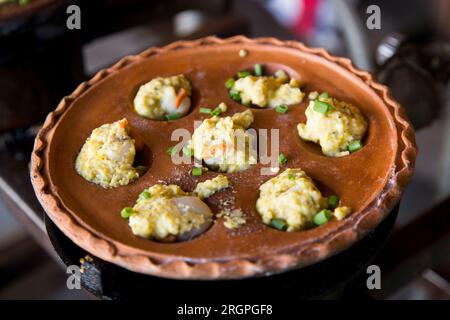 Pan Sip Nueng Sai Kai. Thailändische gedämpfte Knödel mit Hühnerernussfüllung. Stockfoto