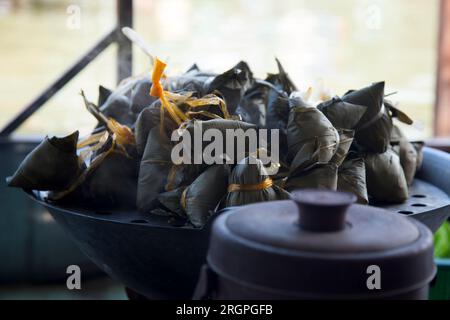 Khao Nom Nap - Klebriger Reis-Kokos-Knödel. Diese süßen Leckereien bestehen aus klebrigem Reis und Kokos Stockfoto