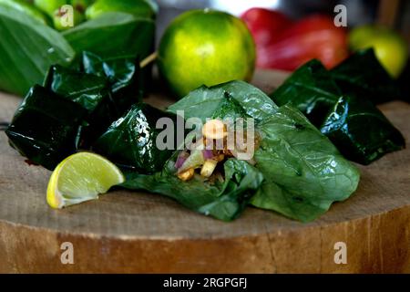 Khao Nom Nap - Klebriger Reis-Kokos-Knödel. Diese süßen Leckereien bestehen aus klebrigem Reis und Kokos Stockfoto