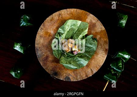 Khao Nom Nap - Klebriger Reis-Kokos-Knödel. Diese süßen Leckereien bestehen aus klebrigem Reis und Kokos Stockfoto