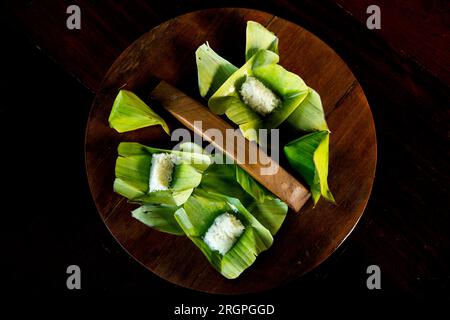 Khao Nom Nap - Klebriger Reis-Kokos-Knödel. Diese süßen Leckereien bestehen aus klebrigem Reis und Kokos Stockfoto